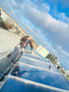 Solarpanel Reinigung auf dem Dach